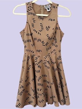 Dusen dusen tan linear print skater dress